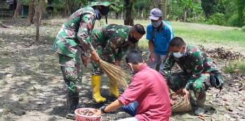 Aksi Bakti Sosial, Satgas TMMD Bojonegoro Bersihkan Lingkungan Polindes